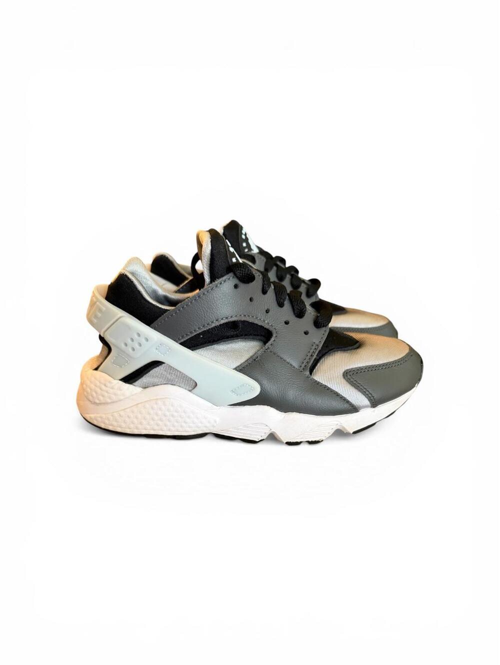 Nike Air Huarache Black/Light Smoke Grey/Blue Tint/Iron Grey Colorway, Size 5.5 - Picture 4 of 9